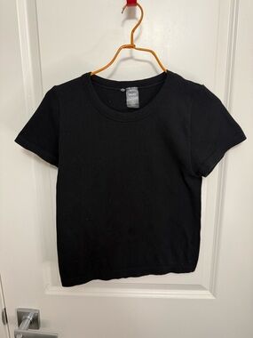 Sunday Best Sinch Seamless Aritzia Black Sleeve Ribbed Cropped Tee in size M